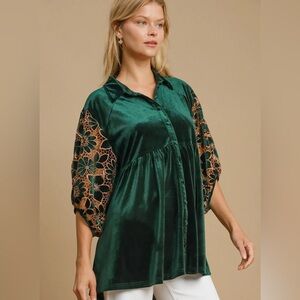 Elegant Green Velvet Blouse with Lace Sleeves
